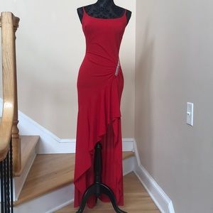 👗Showstopper RED high-low gown!